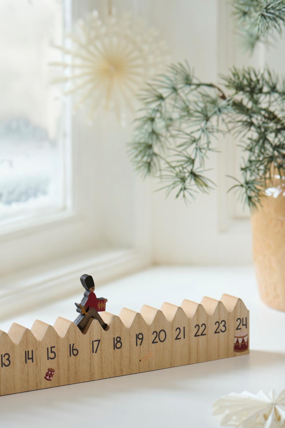 Ib Laursen Weihnachtskalender 1 - 24 Gehender Gardist