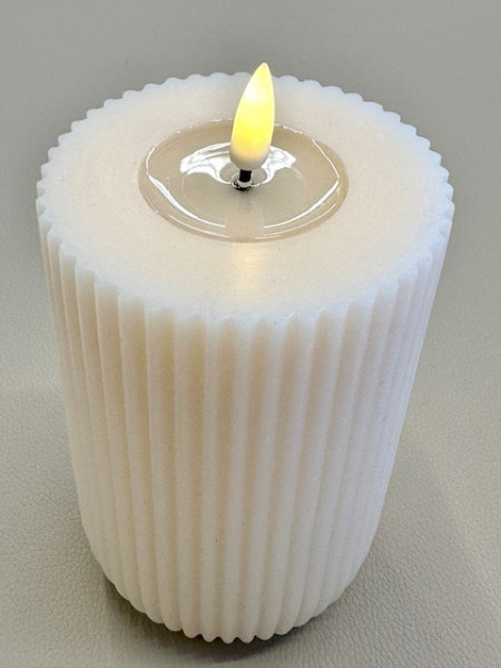 DELUXE HOMEART LED-Stumpenkerze "Real Flame" gerillte Kerze Shape Creme 8 x12,5