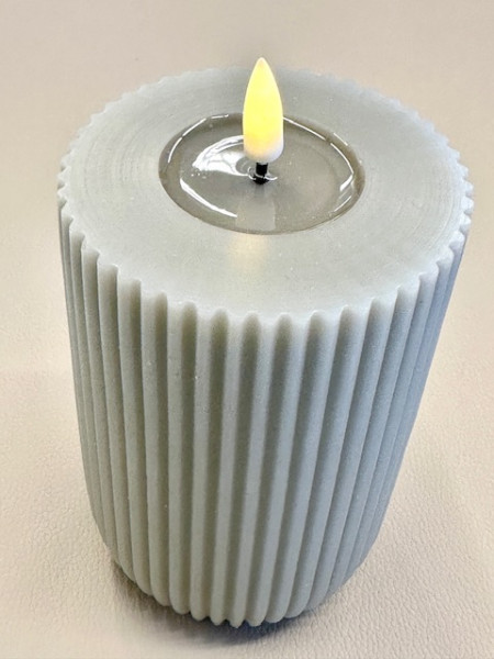DELUXE HOMEART LED-Stumpenkerze "Real Flame" gerillte Kerze Shape Sand 8 x 12,5