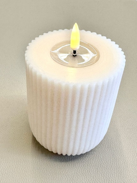 DELUXE HOMEART LED-Stumpenkerze "Real Flame" gerillte Kerze Shape Creme 8 x 10